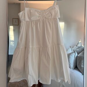 AU white dress